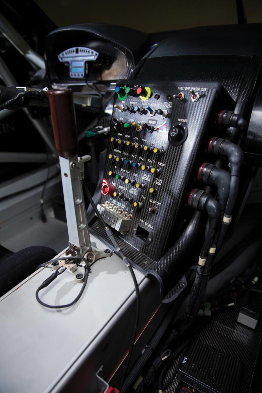 Детали интерьера Aston Martin DBR9 2005 года  (фото 16 из 60)